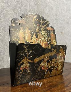 Rare porte courrier Japonisant ép. Napoléon III en bois laqué à décors animés