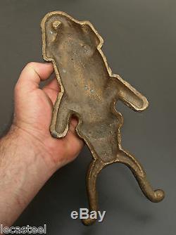 Rare tire bottes figurant un chien de chasse épreuve en bronze massif