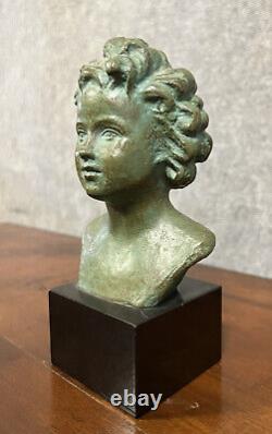 Ravissant buste d'enfant est en Bronze sur un socle en marbre circa 1920-1930