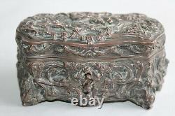 Superbe boite ou coffret en bronze argenté, sculpté de scène sur le thème chasse