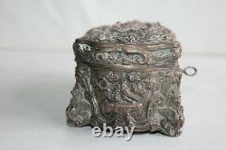 Superbe boite ou coffret en bronze argenté, sculpté de scène sur le thème chasse