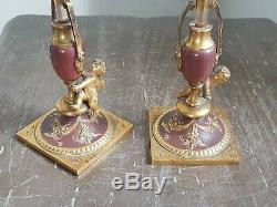 Tres Jolie Paire De Vases En Bronze Dore Napoleon III A Decor D Angelots
