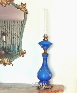 Très grande lampe à pétrole en opaline à décor émaillé d'époque fin du XIX ème