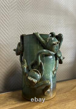 Très insolite Vase aux grenouilles en relief époque circa 1940