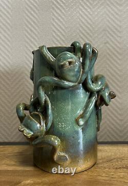 Très insolite Vase aux grenouilles en relief époque circa 1940