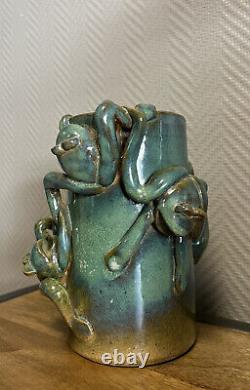 Très insolite Vase aux grenouilles en relief époque circa 1940