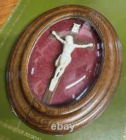 Très joli crucifix XIXème dans un cadre ovale en bois époque Napoléon III