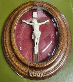 Très joli crucifix XIXème dans un cadre ovale en bois époque Napoléon III