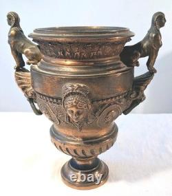 VASE URNE EN BRONZE PATINE BRUNE AU DECOR ANTIQUE XIXème siècle