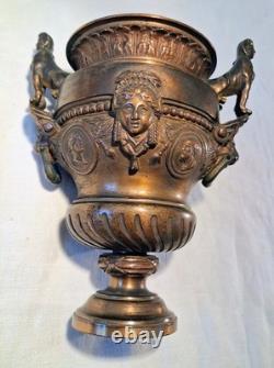 VASE URNE EN BRONZE PATINE BRUNE AU DECOR ANTIQUE XIXème siècle