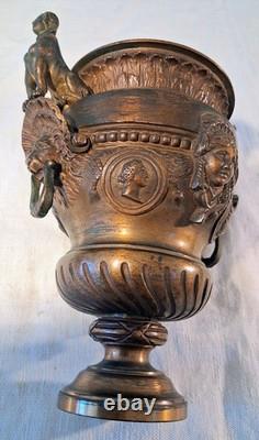 VASE URNE EN BRONZE PATINE BRUNE AU DECOR ANTIQUE XIXème siècle