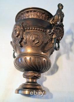 VASE URNE EN BRONZE PATINE BRUNE AU DECOR ANTIQUE XIXème siècle