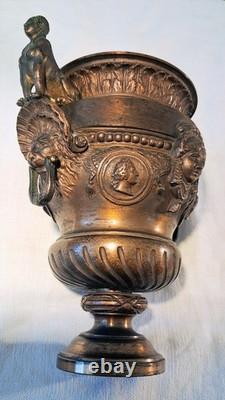 VASE URNE EN BRONZE PATINE BRUNE AU DECOR ANTIQUE XIXème siècle VASE URNE EN BRONZE PATINE BRUNE AU DECOR ANTIQUE XIXème siècle