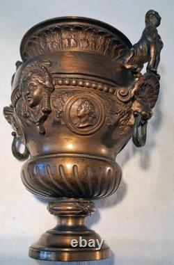 VASE URNE EN BRONZE PATINE BRUNE AU DECOR ANTIQUE XIXème siècle