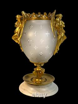Vase En Verre Decoré D Étoiles Orné De Bronze Doré A Decor D Anges Socle Onyx