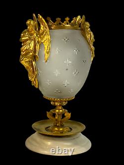 Vase En Verre Decoré D Étoiles Orné De Bronze Doré A Decor D Anges Socle Onyx