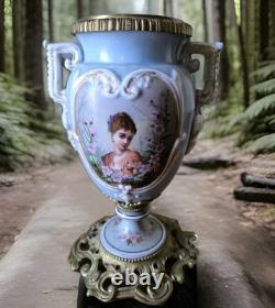 Vase Médicis décor galante et fleurs porcelaine et bronze dlg de Sèvres Paris