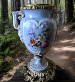 Vase Médicis décor galante et fleurs porcelaine et bronze dlg de Sèvres Paris