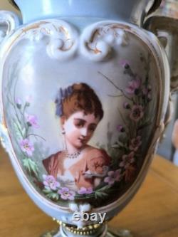 Vase Médicis décor galante et fleurs porcelaine et bronze dlg de Sèvres Paris