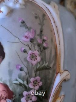 Vase Médicis décor galante et fleurs porcelaine et bronze dlg de Sèvres Paris