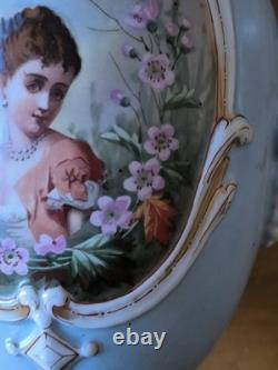 Vase Médicis décor galante et fleurs porcelaine et bronze dlg de Sèvres Paris
