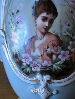 Vase Médicis décor galante et fleurs porcelaine et bronze dlg de Sèvres Paris