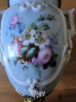 Vase Médicis décor galante et fleurs porcelaine et bronze dlg de Sèvres Paris