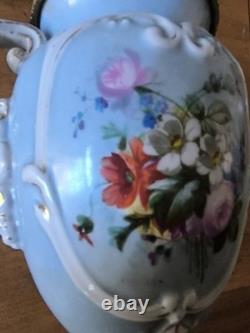 Vase Médicis décor galante et fleurs porcelaine et bronze dlg de Sèvres Paris