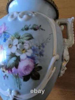 Vase Médicis décor galante et fleurs porcelaine et bronze dlg de Sèvres Paris