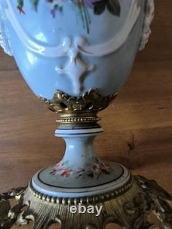 Vase Médicis décor galante et fleurs porcelaine et bronze dlg de Sèvres Paris