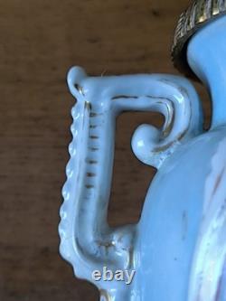 Vase Médicis décor galante et fleurs porcelaine et bronze dlg de Sèvres Paris