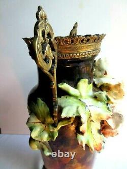 Vase céramique, barbotine sculptée de roses, anses et pied bronze, Napoléon III