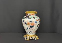 Vase décoratif de style Imari en porcelaine polychrome et bronze doré fin XIXe
