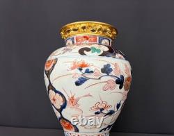 Vase décoratif de style Imari en porcelaine polychrome et bronze doré fin XIXe