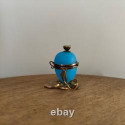 Vide-poche en forme d'ouf en opaline XIXe monture en bronze doré M3487