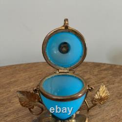 Vide-poche en forme d'ouf en opaline XIXe monture en bronze doré M3487